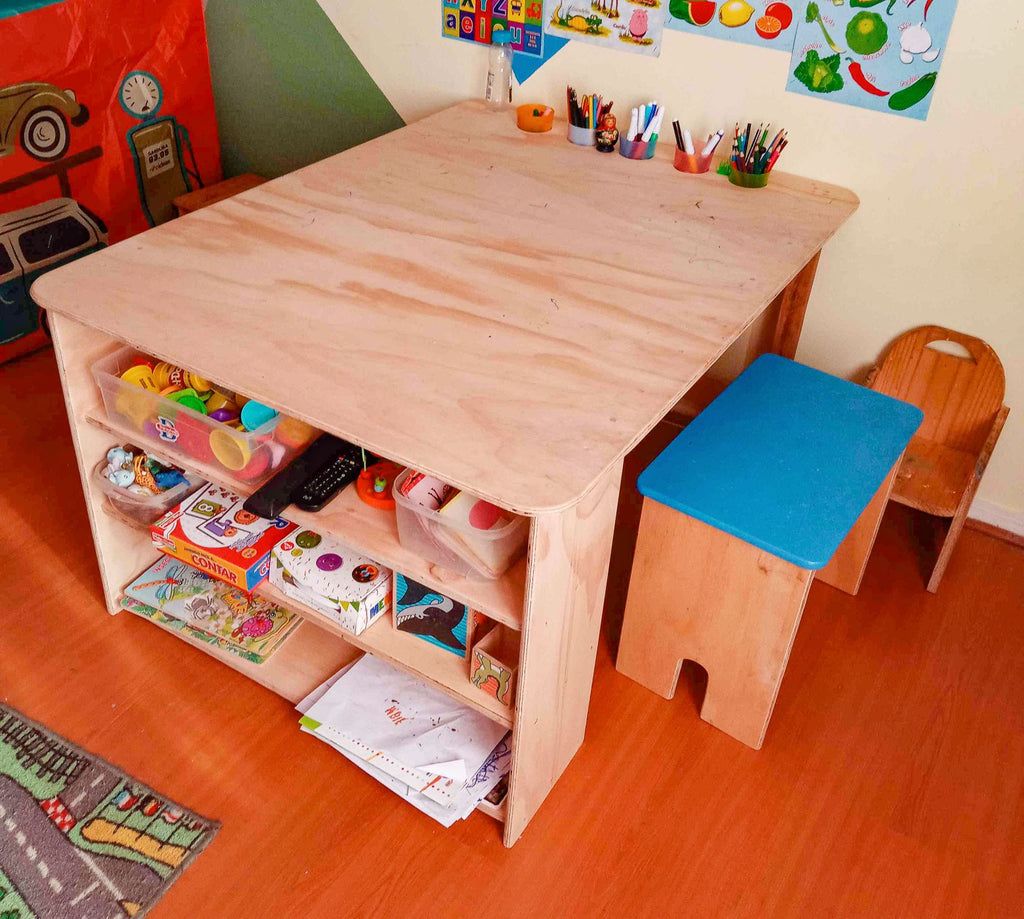 mesa de madera para niños y niñas con repisas